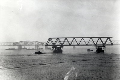 170377 Afbeelding van het invaren van een nieuw brugdeel voor de spoorbrug over het Hollands Diep bij Moerdijk ...